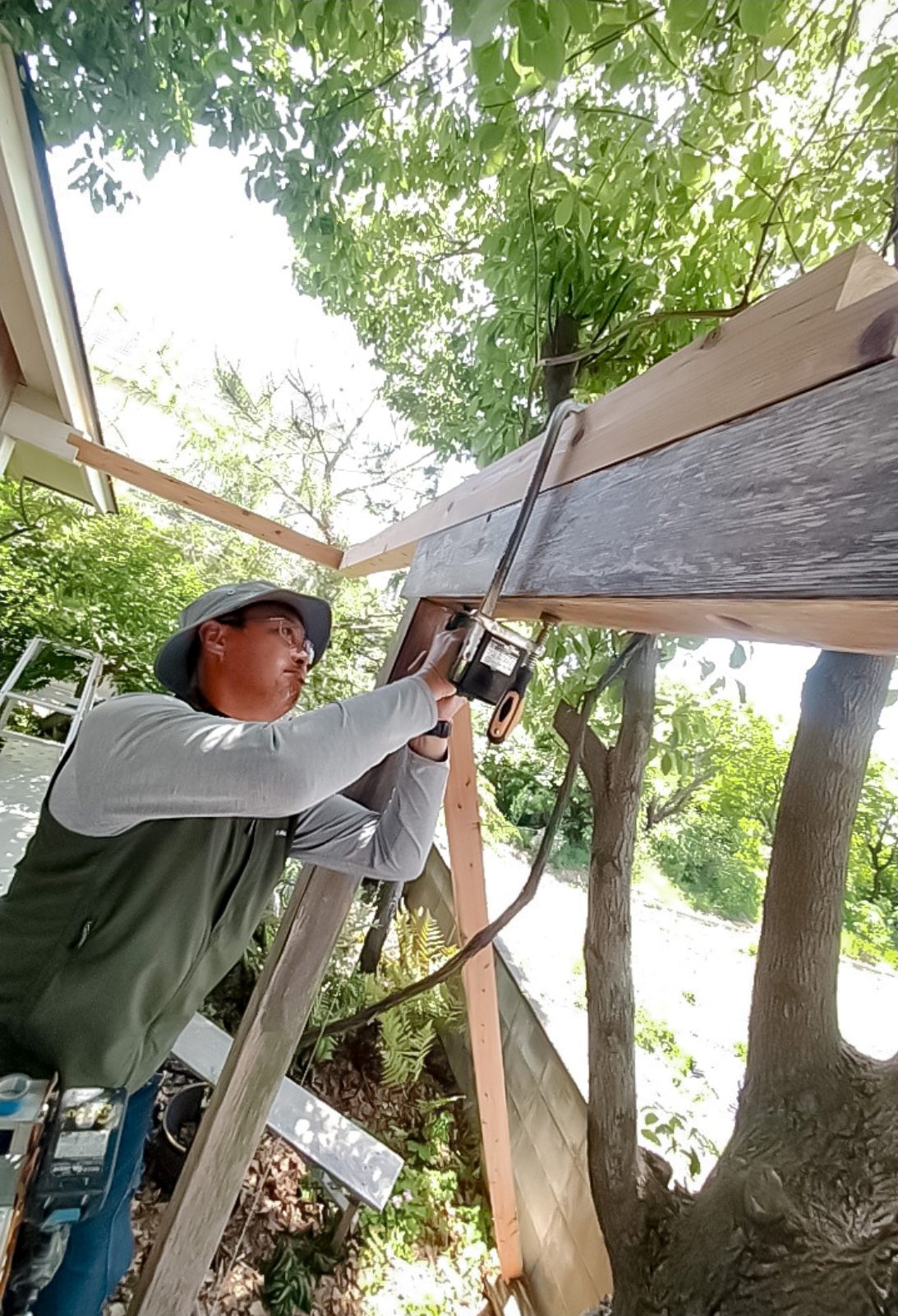 軒下で作業する横関
